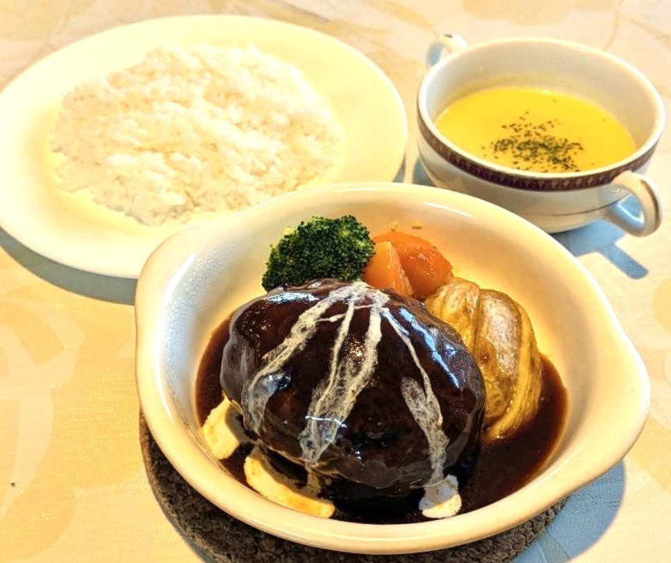 自家製手ごねチーズイン煮込みハンバーグ ライス・スープ付