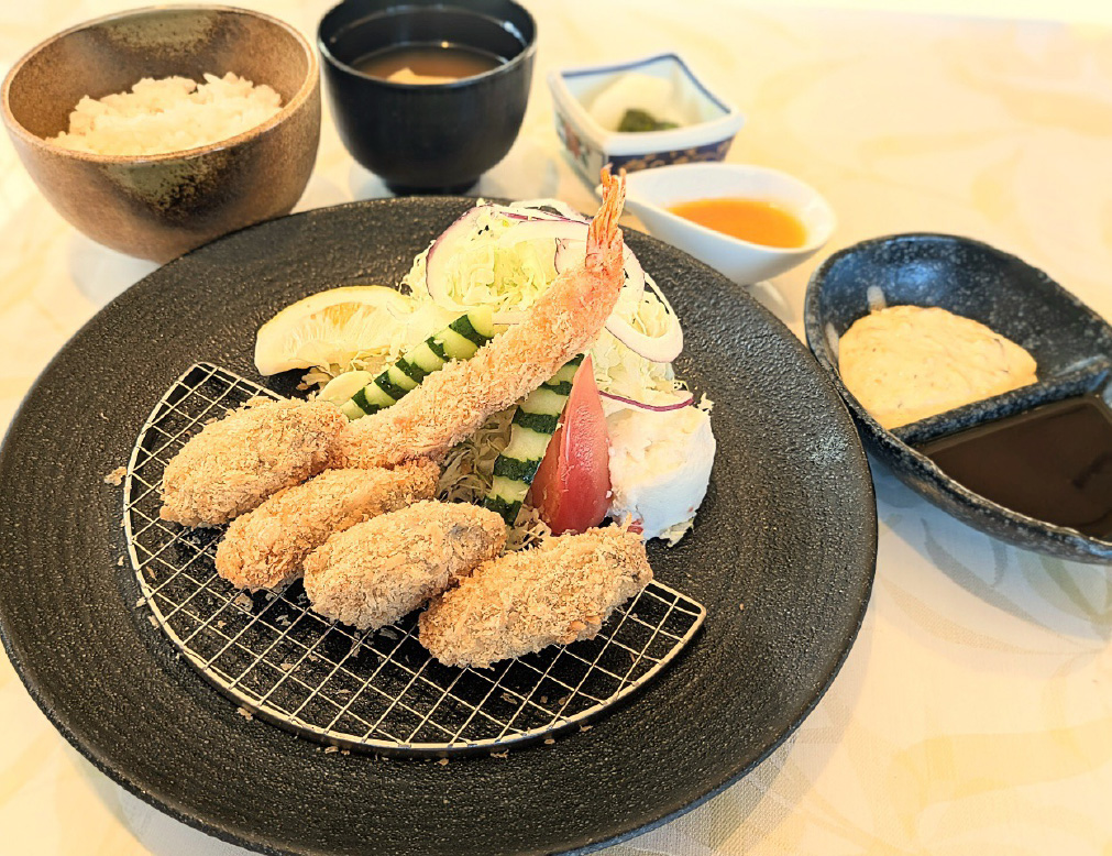 エビフライとカキフライ ご飯・味噌汁・漬物付