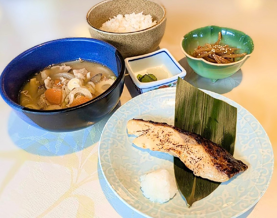 豚汁と本日の魚膳 味噌汁・漬物付・小鉢付